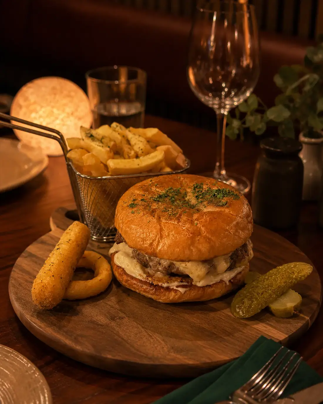 Burgare med pommes och lökringar på Midpoint