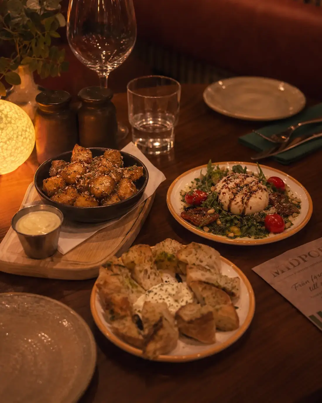 Smårätter med burrata, bröd och rostad potatis på Midpoint